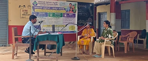 ಸಾಮಾಜಿಕ ಭದ್ರತಾ ಯೋಜನೆಗಳ ಸೌಲಭ್ಯಗಳನ್ನು ಜನಸಾಮಾನ್ಯರಿಗೆ ತಲುಪಿಸುವ ಹಾಗೂ ಸೈಬರ್ ವಂಚನೆಗಳಿAದ ಗ್ರಾಹಕರನ್ನು ರಕ್ಷಿಸುವ ಬಗ್ಗೆ ಕರ್ನಾಟಕ ಗ್ರಾಮೀಣ ಬ್ಯಾಂಕ್ ಮಡಿಕೇರಿ ಪ್ರಾದೇಶಿಕ ಕಚೇರಿ ವತಿಯಿಂದ ಮೇಕೇರಿ ಗ್ರಾಮದಲ್ಲಿ ನಾಟಕದ ಮೂಲಕ ಜಾಗೃತಿ ಮೂಡಿಸಲಾಯಿತು.