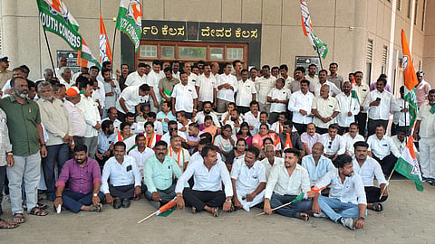 ಚಾಮರಾಜನಗರದ ಜಿಲ್ಲಾಡಳಿತ ಭವನದ ಮುಂಭಾಗ ಜಿಲ್ಲಾ ಕಾಂಗ್ರೆಸ್ ಸಮಿತಿ ವತಿಯಿಂದ ಗುರುವಾರ ಪ್ರತಿಭಟನೆ ನಡೆಯಿತು. ಚುಡಾ ಅಧ್ಯಕ್ಷ ಮಹಮದ್ ಅಸ್ಗರ್ ಮುನ್ನ, ಜಿಲ್ಲಾ ಕಾಂಗ್ರೆಸ್ ಉಪಾಧ್ಯಕ್ಷ ಬಿ.ಕೆ.ರವಿಕುಮಾರ್, ಮುಖಂಡರಾದ ಗೌಡಹಳ್ಳಿ ರಾಜೇಶ್, ಕೆರೆಹಳ್ಳಿ ನವೀನ್, ಆರ್.ಮಹದೇವ್, ಯೋಗೇಶ್, ಶಕುಂಲತಾ, ಚಿಕ್ಕಮಹದೇವ್,ಗುರುಸ್ವಾಮಿ, ನಲ್ಲೂರು ಸೋಮೇಶ್, ನಾಗವಳ್ಳಿ ನಾಗಯ್ಯ ಮತ್ತು ಇತರರು ಇದ್ದರು.