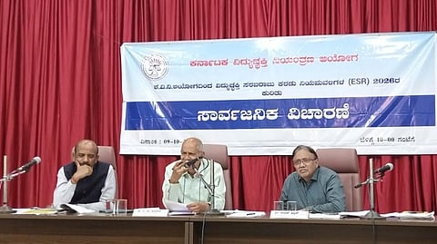 ಹುಬ್ಬಳ್ಳಿಯ ಕೆಪಿಟಿಸಿಎಲ್ ಸಭಾಭವನದಲ್ಲಿ ಶುಕ್ರವಾರ ಏರ್ಪಡಿಸಿದ್ದ ಇಎಸ್ಆರ್ ಕುರಿತ ಸಾರ್ವಜನಿಕ ವಿಚಾರಣೆ ಸಭೆಯಲ್ಲಿ ಕೆಇಆರ್ಸಿ ಚೇರ್ಮನ್ ಪಿ. ರವಿಕುಮಾರ್, ಎಚ್.ಕೆ. ಜಗದೀಶ, ಜಾವಿದ್ ಅಖ್ತರ್ ಇದ್ದರು.