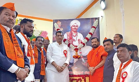ಹಳ್ಳಿಖೇಡ(ಬಿ)ದಲ್ಲಿ ಶರಣ ಹೂಗಾರ ಮಾದಯ್ಯ ಜಯಂತಿ ನಿಮಿತ್ತ ಆಯೋಜಿಸಿದ್ದ ತಾಲೂಕು ಸಮ್ಮೇಳನವನ್ನು ಶಾಸಕ ಡಾ.ಸಿದ್ದಲಿಂಗಪ್ಪ ಪಾಟೀಲ್ ಉದ್ಘಾಟಿಸಿದರು. ಶ್ರೀ ಶ್ರೀಪತಿ ಪಂಡಿತಾರಾಧ್ಯ ಶಿವಾಚಾರ್ಯ, ಶಂಕರ ಹೂಗಾರ, ಪಡಿಯಪ್ಪ ಹೂಗಾರ ಇತರರಿದ್ದರು.