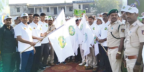 ಚಿಂಚೋಳಿಯಲ್ಲಿ ವನ್ಯಜಿವಿ ಸಪ್ತಾಹದ ನಿಮಿತ್ತ ಆಯೋಜಿಸಿದ್ದ ಕಾಲ್ನಡಿಗೆ ಜಾಥಾಕ್ಕೆ ಎಸ್ಪಿ ಅಡ್ಡೂರು ಶ್ರೀನಿವಾಸುಲು, ಜಿಲ್ಲಾ ಅರಣ್ಯಾಧಿಕಾರಿ ಆಶೀಷ್ ರೆಡ್ಡಿ ಚಾಲನೆ ನೀಡಿದರು. ಸಾಗರ ತವಡೆ, ರೇಣುಕಾ, ವಿ.ಎಸ್.ಡಾಂಗೆ, ಸುನೀಲಕುಮಾರ ಚವ್ಹಾಣ್, ಎಂ.ಎಲ್.ಬಾವಿಕಟ್ಟಿ ಇತರರಿದ್ದರು.