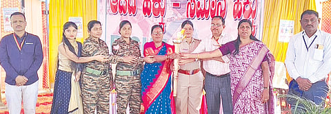 ಬಸವಕಲ್ಯಾಣದಲ್ಲಿ ಏರ್ಪಡಿಸಿದ್ದ ಆಟದ ಹಕ್ಕು-&ಸಮಾನ ಹಕ್ಕು ಕಾರ್ಯಕ್ರಮವನ್ನು ತಹಸೀಲ್ದಾರ್ ಘಮಾವತಿ ರಾಠೋಡ ಉದ್ಘಾಟಿಸಿದರು. ಡಾ.ಪ್ರತಾಪ ಬಿರಾದಾರ, ಸರಸ್ವತಿ, ಪಲ್ಲವಿ, ಮಂಜುಳಾ, ಪ್ರೀತಿ ಇದ್ದರು.