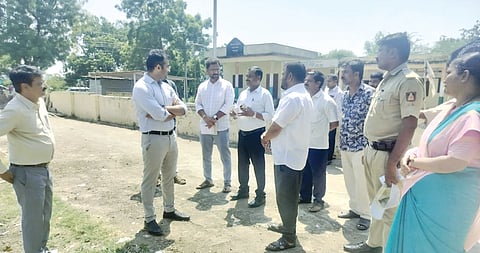 ಕೋಗನೂರ ಗ್ರಾಮಕ್ಕೆ ಜಿಪಂ ಸಿಇಒ ರಾಹುಲ್ ಸಂಕನೂರ ಮಂಗಳವಾರ ಭೇಟಿ ನೀಡಿ ಸಮಸ್ಯೆ ಆಲಿಸಿದರು. ಶಂಕರ ರಾಠೋಡ್ ಇತರರಿದ್ದರು