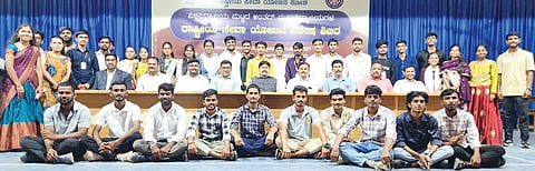 ಗುಲ್ಬರ್ಗ ವಿಶ್ವವಿದ್ಯಾಲಯದ ಮಹಾತ್ಮ ಗಾಂಧಿ ಸಭಾಂಗಣದಲ್ಲಿ ಗುರುವಾರ ಏರ್ಪಡಿಸಿದ್ದ ಎನ್ಎಸ್ಎಸ್ ವಿಶೇಷ ಶಿಬಿರ ಸಮಾರೋಪದಲ್ಲಿ ಡಾ.ಎಚ್.ಎಸ್.ಜಂಗೆ, ಡಾ.ಅವಿನಾಶ ಕಂಟಿಕರ್, ಡಾ.ವಿದ್ಯಾಸಾಗರ, ವಸಂತ ರಾಠೋಡ್ ಇತರರಿದ್ದರು.