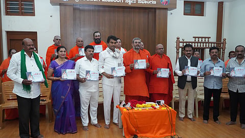 ಚಿತ್ರದುರ್ಗದಲ್ಲಿ ಜರುಗಲಿರುವ ಶರಣ ಸಂಸ್ಕೃತಿ ಉತ್ಸವದ ಆಮಂತ್ರಣ ಪತ್ರಿಕೆಯನ್ನು ಶುಕ್ರವಾರ ಬಿಡುಗಡೆ ಮಾಡಲಾಯಿತು. ಬಸವಕುಮಾರ ಸ್ವಾಮೀಜಿ, ಬಸವಮೂರ್ತಿ ಮಾದರ ಚನ್ನಯ್ಯ ಸ್ವಾಮೀಜಿ, ಜಿ.ಎಸ್. ಮಂಜುನಾಥ್, ಡಾ.ಕೆ.ಬಿ. ಗುಡಸಿ ಮತ್ತಿತರರು ಇದ್ದರು.