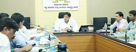 ಕೊಳವೆಬಾವಿ ಸುರಕ್ಷತಾ ಅಭಿಯಾನಕ್ಕೆ ಸಂಬಂಧಿಸಿದಂಗತೆ ಸಣ್ಣ ನೀರಾವರಿ ಸಚಿವ ಡಾ.ಅಜಯಸಿಂಗ್ ಅವರು ಬೆಂಗಳೂರಿನಲ್ಲಿ ಇಲಾಖೆ ಅಧಿಕಾರಿಗಳೊಂದಿಗೆ ಬುಧವಾರ ಸಭೆ ನಡೆಸಿದರು. ಇಲಾಖೆಯ ಕಾರ್ಯದರ್ಶಿ ರಾಜೇಶ ಅಮೀನ್ಬಾವಿ ಇತರರಿದ್ದರು.
