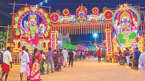 ದಸರಾ ಅಂಗವಾಗಿ ಹುಲಿಗಿಯ ಶ್ರೀಹುಲಿಗೆಮ್ಮ ದೇವಿ ದೇವಸ್ಥಾನಕ್ಕೆ ವಿದ್ಯುತ್ ದೀಪಾಲಂಕಾರ ಮಾಡಿರುವುದು.