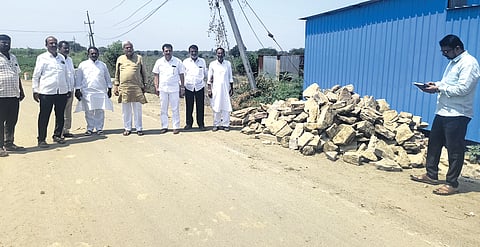 ಯಾಳಗಿ-ವಂದಗನೂರ ಸಂಪರ್ಕ ಕಲ್ಪಿಸುವ ರಸ್ತೆ ಕಾಮಗಾರಿಯನ್ನು ಗುರುವಾರ ಶಾಸಕ ಶರಣಬಸಪ್ಪ ದರ್ಶನಾಪುರ ವೀಕ್ಷಿಸಿದರು. ಬಸನಗೌಡ ಹೊಸಮನಿ, ಸಮೀನರೆಡ್ಡಿ ಹೊಸಮನಿ, ಬಸವರಾಜ ಚಿಂಚೋಳಿ, ರಾಜು ಕಾಕಾ ಇತರರಿದ್ದರು.
