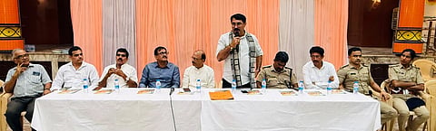 ಮಂಗಳೂರು ದಸರಾ ಶೋಭಾಯಾತ್ರೆ ಪೂರ್ವಭಾವಿ ಸಭೆಯಲ್ಲಿ ಪದ್ಮರಾಜ್ ಆರ್.ಮಾತನಾಡಿದರು. ಜೈರಾಜ್ ಎಚ್. ಸೋಮಸುಂದರ್, ರವೀಶ್ ನಾಯಕ್ ಮೊದಲಾದವರಿದ್ದರು.