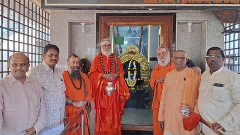 ಹುಬ್ಬಳ್ಳಿಯ ರಂಭಾಪುರಿ ಕಲ್ಯಾಣ ಮಂಟಪ ಆವರಣದಲ್ಲಿ ಬಾಳೆಹೊನ್ನೂರು ಶ್ರೀಮದ್ ರಂಭಾಪುರಿ ಜಗದ್ಗುರುಗಳನ್ನು ಸನ್ಮಾನಿಸಲಾಯಿತು.