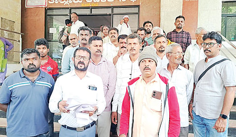 ಕೆ.ಆರ್.ಪೇಟೆ: ರೈತರ ಕೃಷಿಭೂಮಿ ಒತ್ತುವರಿ ಮಾಡಿಕೊಂಡು ದಬ್ಬಾಳಿಕೆ ನಡೆಸಿ, ಬೇಸಾಯ ಮಾಡುತ್ತಿರುವವರಿಗೆ ಜೀವ ಬೆದರಿಕೆ ಹಾಕುತ್ತಿರುವ ಕರ್ನಾಟಕ ರಕ್ಷಣಾ ವೇದಿಕೆ ಕೆ.ಆರ್.ಪೇಟೆ ತಾಲೂಕು ಘಟಕದ ಅಧ್ಯಕ್ಷ ಟೆಂಪೋ ಶ್ರೀನಿವಾಸ್ ವಿರುದ್ಧ ಕಾನೂನು ಕ್ರಮ ಕೈಗೊಳ್ಳುವಂತೆ ಅಗ್ರಹಾರಬಾಚಹಳ್ಳಿ ಗ್ರಾಮದ ರೈತರು ಆಗ್ರಹಿಸಿದ್ದಾರೆ.