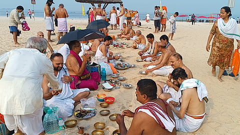 ಉಡುಪಿ ಮಲ್ಪೆಯ ಕಡಲ ತೀರಲದಲ್ಲಿ ಅನೇಕ ಕುಟುಂಬದವರು ಅರ್ಚಕರ ಮೂಲಕ ಪಿಂಡ ಪ್ರದಾನ, ತರ್ಪಣ ಕಾರ್ಯ ನೆರವೇರಿಸಿ ಮಹಾಲಯ ಅಮವಾಸ್ಯೆ ಆಚರಿಸಿದರು.