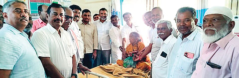 ಪಾಂಡವಪುರ ಪಟ್ಟಣದ ಸಾರ್ವಜನಿಕ ಆಸ್ಪತ್ರೆಯಲ್ಲಿ ಮಾಜಿ ಸಚಿವ ಸಿ.ಎಸ್.ಪುಟ್ಟರಾಜು ಹುಟ್ಟುಹಬ್ಬದ ಅಂಗವಾಗಿ ಸಿ.ಅಶೋಕ್ ಅವರ ನೇತೃತ್ವದಲ್ಲಿ ರೋಗಿಗಳಿಗೆ ಹಣ್ಣು-ಹಂಪಲು ವಿತರಿಸಲಾಯಿತು.