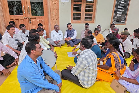 ಶೃಂಗೇರಿ ಪಪಂ ಎದುರು ಧರಣಿ ನಡೆಸುತ್ತಿರುವ ದಲಿತ ಸಂಘಟನೆಗಳ ಅಹವಾಲನ್ನು ಜೆಡಿಎಸ್ ರಾಷ್ಟ್ರೀಯ ವಕ್ತಾರ ಸುಧಾಕರ್ ಶೆಟ್ಟಿ ಆಲಿಸಿದರು. ಭರತ್ ಗಿಣಿಕಲ್, ದಿನೇಶ್ ಹೆಗ್ಡೆ ಕಲ್ಕಟ್ಟೆ, ಚಂದ್ರಪ್ಪ, ಜಲಜಾ, ಶಾರದಾ ಇತರರಿದ್ದರು.
