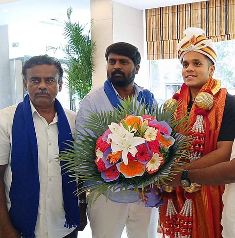 Murugesh of Whitefield congratulated Republican Sena party chief Aman Ambedkar by presenting him with a bouquet.