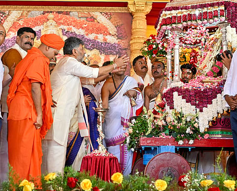 ನಾಡಹಬ್ಬ ದಸರಾ ಉದ್ಘಾಟಿಸಿದ ಗವಿಸಿದ್ದೇಶ್ವರ ಸ್ವಾಮೀಜಿ; ಸಿಎಂ ಸಮ್ಮುಖದಲ್ಲಿ ಚಾಮುಂಡೇಶ್ವರಿಗೆ ನಮನ