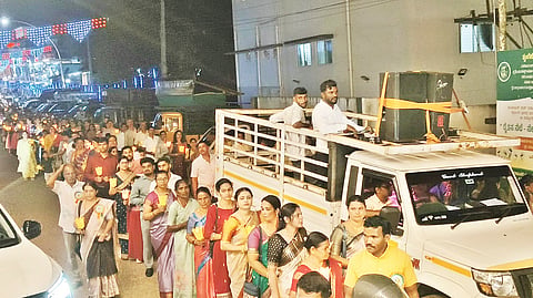 ಬಾಳೆಹೊನ್ನೂರಿನ ವಿಜಯಮಾತೆ ಚರ್ಚ್ನ ವಾರ್ಷಿಕೋತ್ಸವದ ಅಂಗವಾಗಿ ಕ್ರೈಸ್ತರು ಬಾಳೆಹೊನ್ನೂರಿನಲ್ಲಿ ಮೊಂಬತ್ತಿ ಹಿಡಿದು ದೇವರ ಸ್ತುತಿಯೊಂದಿಗೆ ಸಡಗರ, ಸಂಭ್ರಮದಿಂದ ಮೆರವಣಿಗೆ ನಡೆಸಿದರು.