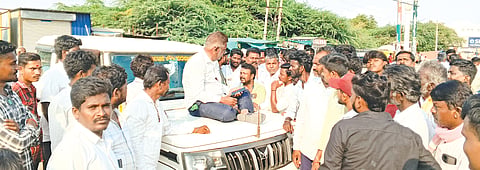 ಉಪ ಕಾಲುವೆ ಸಮರ್ಪಕ ನಿರ್ವಹಣೆ ಮಾಡದ ಅಧಿಕಾರಿಗಳ ನಡೆ ಖಂಡಿಸಿ ಶಹಾಪುರ ಹಾಗೂ ಸುರಪುರ ಮತಕ್ಷೇತ್ರದ ಹಲವು ಗ್ರಾಮಗಳ ನೂರಾರು ರೈತರು ಶನಿವಾರ ಕೆಂಭಾವಿ ಪಟ್ಟಣದ ರಾಜ್ಯ ಹೆದ್ದಾರಿಯಲ್ಲಿ ಅಧಿಕಾರಿಗಳಿಗೆ ಘೇರಾವ್ ಹಾಕಿ ಬೃಹತ್ ಪ್ರತಿಭಟನೆ ನಡೆಸಿದರು.