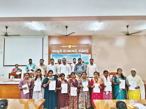 ಕಡೂರು ತಾಪಂ ಸಭಾಂಗಣದಲ್ಲಿ ಮಹಿಳಾ ಮತ್ತು ಮಕ್ಕಳ ಅಭಿವೃದ್ಧಿ ಇಲಾಖೆ ಸಹಯೋಗದೊಂದಿಗೆ ಆಯೋಜಿಸಿದ್ದ ಸಮಾರಂಭದಲ್ಲಿ ಅಂಗನವಾಡಿ ಕಾರ್ಯಕರ್ತೆಯರಿಗೆ ಶಾಸಕ ಕೆ.ಎಸ್.ಆನಂದ್ ಆದೇಶಪತ್ರ ವಿತರಿಸಿದರು. ಕೃಷ್ಣಪ್ಪ, ಸಿ.ಆರ್.ಪ್ರವೀಣ್, ದೇವರಾಜ್, ಆಸಂಧಿ ಕಲ್ಲೇಶ್ ಮತ್ತಿತರಿದ್ದರು.