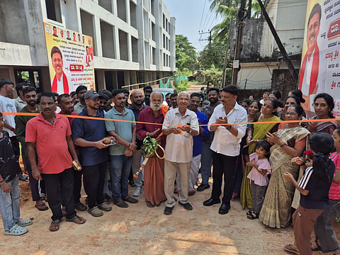 ಬಂಟ್ವಾಳದ ಬಿ.ಸಿ.ರೋಡಿನಿಂದ ಕೈಕುಂಜೆಅಲೆತ್ತೂರು ಮೂಲಕ ಗ್ರಾಮ ದೈವ ಪಂಜುರ್ಲಿ ದೈವಸ್ಥಾನಕ್ಕೆ ಸಂಪರ್ಕ ಕಲ್ಪಿಸುವ ರಸ್ತೆಯನ್ನು ಶಾಸಕ ರಾಜೇಶ್ ನಾಯ್ಕ ಉಪಸ್ಥಿತಿಯಲ್ಲಿ ನಿವೃತ್ತ ಶಿಕ್ಷಕ ವಾಸು ವಾಸ್ಟರ್ ಉದ್ಘಾಟಿಸಿದರು. ಗೋವಿಂದ ಪ್ರಭು, ಶಿವರಾಜ್ ಕೈಕುಂಜೆ ಮತ್ತಿತರರು ಇದ್ದರು.