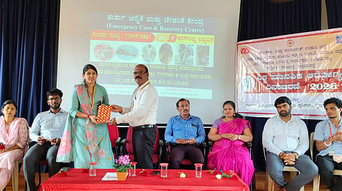 ಉಡುಪಿಯ ತೆಂಕನಿಡಿಯೂರು ಕಾಲೇಜ್ನ ವಿದ್ಯಾರ್ಥಿಗಳಿಗೆ ಮಾನಸಿಕ ಆರೋಗ್ಯದ ಮಾಹಿತಿ ನೀಡಿದ ಡಾ. ಲತಾ ನಾಯಕ್ ಅವರನ್ನು ಪ್ರೊ. ನಿತ್ಯಾನಂದ ವಿ. ಗಾಂವ್ಕರ ಗೌರವಿಸಿದರು. ಎಚ್. ನಾಯ್ಕರ, ಕ್ಯಾಥರಿನ್ ಜೆನಿಫರ್, ವಸಂತಿ ಆರ್. ನಾಯಕ, ಡಾ. ಶ್ರೀಧರ್ ಭಟ್, ಸುಷ್ಮಾ ಟಿ., ಡಾ. ಶ್ರೀದೇವಿ ಕೆ., ಡಾ.ಗಣೇಶಪ್ರಸಾದ ಜಿ. ನಾಯಕ ಇದ್ದರು.
