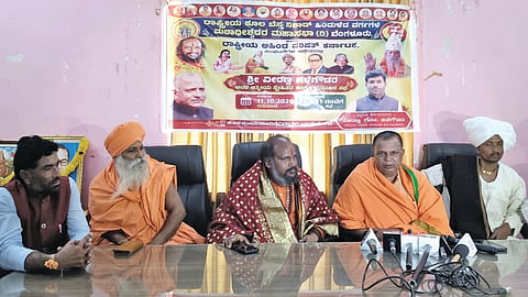 ಬಾಗಲಕೋಟೆಯಲ್ಲಿ ಭಾನುವಾರ ಕರ್ಕಳ್ಳಿ ವೇದವ್ಯಾಸ ಬ್ರಹ್ಮರ್ಷಿ ಪೀಠದ ರಾಜಗುರು ಸ್ವಾಮೀಜಿ ಸುದ್ದಿಗೋಷ್ಠಿಯಲ್ಲಿ ಮಾತನಾಡಿದರು. ವಶಿಷ್ಠ ಮುನಿಗಳು, ಸಂಗನಬಸವ ಶ್ರೀಗಳು, ವೀರಣ ಹಳೆಗೌಡರ ಇತರರಿದ್ದರು.
