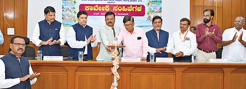 ಕಲಬುರಗಿಯಲ್ಲಿ ಸೋಮವಾರ ಆಯೋಜಿಸಿದ್ದ ಕಾರ್ಮಿಕ ಸಂಹಿತೆ ಕಾರ್ಯಾಗಾರವನ್ನು ಹಿರಿಯ ಸಿವಿಲ್ ನ್ಯಾಯಾಧೀಶ ಶ್ರೀನಿವಾಸ ನವಲೆ ಉದ್ಘಾಟಿಸಿದರು. ಡಾ.ವೆಂಕಟೇಶ ಶಿಂದಿಹಟ್ಟಿ, ಪಿ.ವಿಲಾಸಕುಮಾರ, ಮೊಹಮ್ಮದ್ ಬಷೀರ್ ಅನ್ಸಾರಿ, ಡಾ.ಅವಿನಾಶ ನಾಯ್ಕ, ನರಸಿಂಹ ಮೆಂಡನ್ ಇತರರಿದ್ದರು.