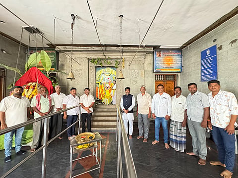 ಬೆಂಗಳೂರು ಶಿಕ್ಷಕರ ಕ್ಷೇತ್ರದ ಚುನಾವಣೆಯಲ್ಲಿ ಎನ್ಡಿಎ ಅಭ್ಯರ್ಥಿ ಎ.ಪಿ.ರಂಗನಾಥ್ ಗೆಲುವಿಗಾಗಿ ದೇವನಹಳ್ಳಿ ತಾಲೂಕು ಸುಣ್ಣಘಟ್ಟದ ಆಂಜನೇಯ ಸ್ವಾಮಿಗೆ ಬಿಜೆಪಿಯಿಂದ ವಿಷೇಶ ಪೂಜೆ ಸಲ್ಲಿಸಲಾಯಿತು. ಬಿಜೆಪಿ ಮಂಡಲದ ಅಧ್ಯಕ್ಷ ನೀಲೇರಿ ಅಂಬರೀಶ್ ಗೌಡ, ಯುವ ಮೋರ್ಚಾ ತಾಲೂಕು ಅಧ್ಯಕ್ಷ ಮೋಹನ್ ಗೌಡ, ಮುಖಂಡರಾದ ಬುಳ್ಳಹಳ್ಳಿ ರಾಜಪ್ಪ, ಇಂಡ್ರಸನಹಳ್ಳಿ ಗೋಪಿನಾಥ್ ಇದ್ದರು.