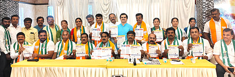 ನೆಲಮಂಗಲ ಖಾಸಗಿ ಸಭಾಂಗಣದಲ್ಲಿ ಹಮ್ಮಿಕೊಂಡಿದ್ದ ಸಭೆಯಲ್ಲಿ ವಿಧಾನ ಪರಿಷತ್ ಮಾಜಿ ಸದಸ್ಯ ಇ.ಕೃಷ್ಣಪ್ಪ, ಮಾಜಿ ಶಾಸಕರಾದ ಡಾ.ಕೆ.ಶ್ರೀನಿವಾಸ ಮೂರ್ತಿ, ಎಂ.ವಿ.ನಾಗರಾಜು, ಜಿಪಂ ಮಾಜಿ ಅಧ್ಯಕ್ಷ ಜಿ.ಮರಿಸ್ವಾಮಿ, ಬಿಜೆಪಿ ಜಿಲ್ಲಾಧ್ಯಕ್ಷ ರಾಮಕೃಷ್ಣಪ್ಪ, ತಾಲೂಕು ಅಧ್ಯಕ್ಷ ಜಗದೀಶ್ಚೌಧರಿ, ವಿಶಾಲ್ ಶಾಲೆ ಸಂಸ್ಥಾಪಕ ಟಿ.ಕೆ.ನರಸೇಗೌಡ ಇತರರಿದ್ದರು.