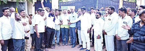 ಸ್ಥಳಿಯರಿಗೆ ಸಾರಿಗೆ ಗುತ್ತಿಗೆ, ಉದ್ಯೋಗ ನೀಡಿ