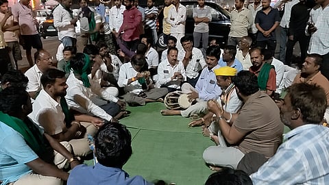 ಕಬ್ಬಿನ ದರಕ್ಕಾಗಿ ಕಲಬುರಗಿಯಲ್ಲಿ ಅಹೋರಾತ್ರಿ ಧರಣಿ: ರಸ್ತೆಯಲ್ಲಿ ಊಟ, ಭಜನೆ