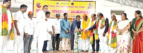 ಸುರಪುರದಲ್ಲಿ ಭಾನುವಾರ ಆಯೋಜಿಸಿದ್ದ 40ನೇ ನಾಡಹಬ್ಬ ಮಹೋತ್ಸವದ ಸಾಂಸತಿಕ ಕಾರ್ಯಕ್ರಮವನ್ನು ರಾಜಾ ಪಾಮನಾಯಕ ಉದ್ಘಾಟಿಸಿದರು. ಕಿಶೋರಚಂದ ಜೈನ, ರಾಜಾ ಮುಕುಂದ ನಾಯಕ, ಅರಸು ಮನೆತನದ ರಾಜಾ ಲಕ್ಷಿ$್ಮ ನಾರಾಯಣ ನಾಯಕ, ರಾಜಾ ಸೀತಾರಾಮ ನಾಯಕ, ರಾಜಾ ವಾಸುದೇವ ನಾಯಕ, ಅರವಿಂದ ಕುಮಾರ, ಸುರೇಶ ಸಜ್ಜನ್, ಬಸವರಾಜ ಜಮದ್ರಖಾನಿ ಇತರರಿದ್ದರು.