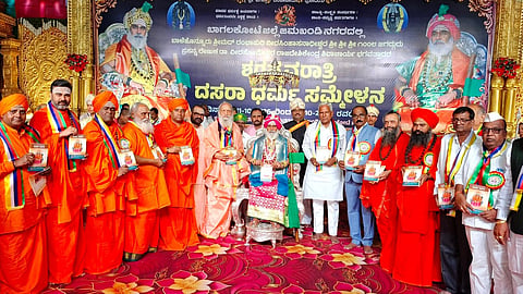 ಜಮಖಂಡಿ ನಗರದ ಮಾನವ ಧರ್ಮ ಮಂಟಪದಲ್ಲಿ ಸೋಮವಾರ ಸಂಜೆ ಶರನ್ನವರಾತ್ರಿ ದಸರಾ ಧರ್ಮ ಸಮ್ಮೇಳನದಲ್ಲಿ ಶ್ರೀ ರಂಭಾಪುರಿ ಶಿವಾನಂದ ಜಗದ್ಗುರುಗಳ ‘ಜೀವನ ದರ್ಶನ’ ಕೃತಿ ಶಾಸಕ ಸಿದ್ದು ಸವದಿ ಬಿಡುಗಡೆಗೊಳಿಸಿದರು. ರಂಭಾಪುರಿ ಪೀಠದ ಜಗದ್ಗುರು ಡಾ. ವೀರ ಸೋಮೇಶ್ವರ ರಾಜದೇಶಿಕೇಂದ್ರ ಶಿವಾಚಾರ್ಯ ಶ್ರೀಗಳು, ಯಡಿಯೂರು ಕ್ಷೇತ್ರದ ರೇಣುಕ ಶಿವಾಚಾರ್ಯ ಸ್ವಾಮೀಜಿ, ಕಲ್ಯಾಣ ಹಿರೇಮಠದ ರುದ್ರಮುನಿ ಶಿವಾಚಾರ್ಯ ಸ್ವಾಮೀಜಿ, ಬಿಲ್ವಾಶ್ರಮ ಹಿರೇಮಠದ ಸಿದ್ಧಲಿಂಗ ಶಿವಾಚಾರ್ಯ ಸ್ವಾಮೀಜಿ, ಶಾಸಕ ಜಗದೀಶ ಗುಟಗುಂಟಿ ಇತರರಿದ್ದರು.