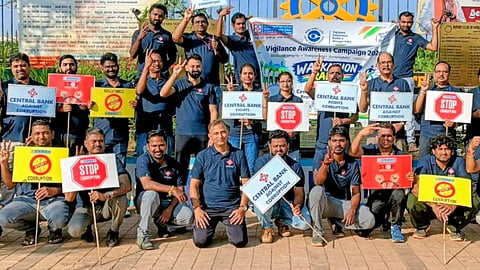 ಹುಬ್ಬಳ್ಳಿಯ ತೋಳನಕೆರೆ ಮೈದಾನದಲ್ಲಿ ಸೆಂಟ್ರಲ್ ಬ್ಯಾಂಕ್ ಆಫ್ ಇಂಡಿಯಾ ವತಿಯಿಂದ ಭ್ರಷ್ಟಾಚಾರ ವಿರೋಧಿ ಜಾಗೃತಿ ಕಾರ್ಯಕ್ರಮ ಆಯೋಜಿಸಲಾಯಿತು.