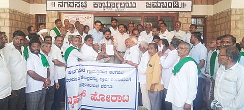 ಜಮಖಂಡಿ ನಗರ ಸಭೆ ಆವರಣದಲ್ಲಿ ಆಲಗೂರ, ಕಂಕಣವಾಡಿ ಗ್ರಾಮಸ್ಥರು ಪ್ರತಿಭಟನೆ ನಡೆಸಿ ನಗರಸಭೆ ಆಯುಕ್ತ ಜ್ಯೋತಿ ಗಿರೀಶ, ತಹಸೀಲ್ದಾರ ಅನೀಲ ಬಡಿಗೇರ, ತಾ.ಪಂ. ಇಒ ಮಲ್ಲಿಕಾರ್ಜುನ ಬಡಿಗೇರ ಅವರಿಗೆ ಮನವಿ ಪತ್ರ ಸಲ್ಲಿಸಿದರು. ಶಾಸಕ ನಾಡೋಜ ಜಗದೀಶ ಗುಡಗುಂಟಿ, ಮಾಜಿ ಶಾಸಕ ಶ್ರೀಕಾಂತ ಕುಲಕರ್ಣಿ, ರಾಜು ನದಾ ಇತರರಿದ್ದರು.
