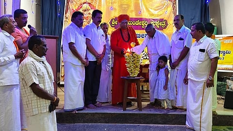 ಚಿಕ್ಕಮಗಳೂರಿನ ಶ್ರೀ ಚಾಮುಂಡೇಶ್ವರಿ ಸುಕ್ಷೇತ್ರದಲ್ಲಿ ನಾಡಹಬ್ಬ ದಸರಾ ಮಹೋತ್ಸವವನ್ನು ಶ್ರೀ ಬಸವಮರುಳಸಿದ್ದ ಸ್ವಾಮೀಜಿ ಉದ್ಘಾಟಿಸಿದರು. ಎಚ್.ಪಿ.ಮಂಜೇಗೌಡ, ಪಿ.ಪಿ.ನಂಜಪ್ಪ, ಗುರುಬಸಪ್ಪ ಮತ್ತಿತರರಿದ್ದರು.