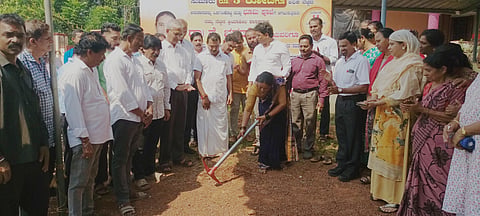ಆಶ್ರಯನಗರ-ಸದಾಶಿವನಗರ ಹಾಗೂ ಅಮೃತನಗರದಲ್ಲಿ ನಡೆಯಲಿರುವ ರಸ್ತೆ ಅಗಲೀಕರಣ ಮತ್ತು ಕಾಂಕ್ರೀಟ್ ಕಾಮಗಾರಿಗೆ ಭಾನುವಾರ ಶಾಸಕ ಡಾ.ಭರತ್ ಶೆಟ್ಟಿ ಭೂಮಿಪೂಜೆ ನೆರವೇರಿಸಿದರು. ಅಮೃತನಗರ ಪೌರ ಸಮಿತಿ ಅಧ್ಯಕ್ಷ ಬಾಲಕೃಷ್ಣ ಮಾಸ್ಟರ್, ಡಾ.ರಮಾನಂದ ಭಟ್ ಮೊದಲಾದವರಿದ್ದರು.