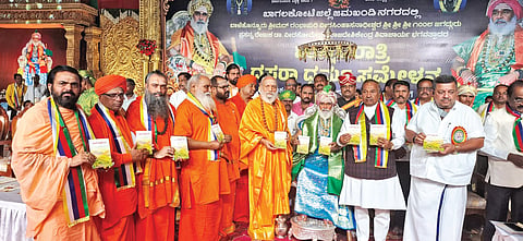 ಜಮಖಂಡಿ ನಗರದ ಸಮೀಪದ ಕಡಪಟ್ಟಿ ಬಸವಣ್ಣ ದೇವಸ್ಥಾನದ ಆವರಣದಲ್ಲಿರುವ ಮಾನವ ಧರ್ಮ ಮಂಟಪದಲ್ಲಿ ಬಾಳೆಹೊನ್ನೂರು ಶ್ರೀಮದ್ ರಂಭಾಪುರಿ ಜಗದ್ಗುರುಗಳ ಶರನ್ನವರಾತ್ರಿ ದಸರಾ ಧರ್ಮ ಸಮ್ಮೇಳನದಲ್ಲಿ ಬಾಳ ಬೆಳಕು ಕೃತಿಯನ್ನು ಮಾಜಿ ಡಿಸಿಎಂ ಕೆ.ಎಸ್. ಈಶ್ವರಪ್ಪ ಬಿಡುಗಡೆಗೊಳಿಸಿದರು. ಸಚಿವ ಎಸ್.ಎಸ್. ಮಲ್ಲಿಕಾರ್ಜುನ, ಶಾಸಕ ಜಗದೀಶ ಗುಡಗುಂಟಿ, ಮಾಜಿ ಶಾಸಕ ಶ್ರೀಕಾಂತ ಕುಲಕರ್ಣಿ, ಡಾ. ಶಿವಕುಮಾರ ಶಿವಾಚಾರ್ಯ ಸ್ವಾಮಿಗಳು, ಮುತ್ತಣ್ಣ ಹಿಪ್ಪರಗಿ ಇತರರಿದ್ದರು.