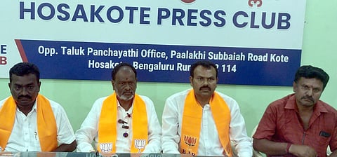 ಹೊಸಕೋಟೆಯಲ್ಲಿ ಆಯೋಜಿಸಿದ್ದ ಸುದ್ದಿಗೋಷ್ಠಿಯಲ್ಲಿ ತಾಲೂಕು ಬಿಜೆಪಿ ಎಸ್ಸಿ ಮೋರ್ಚಾ ಅಧ್ಯಕ್ಷ ನರಸಿಂಹಯ್ಯ, ನಗರಸಭೆ ಮಾಜಿ ಸದಸ್ಯ ಗಂಗಾಧರ್, ಬಿಜೆಪಿ ಮುಖಂಡರು ಇದ್ದರು.