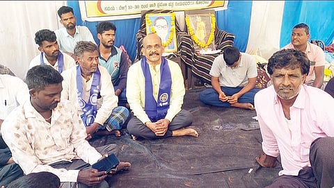 ಕುಷ್ಟಗಿ ತಹಸಿಲ್ ಕಚೇರಿ ಆವರಣದಲ್ಲಿ ಹಾಬಲಕಟ್ಟಿ ಭೋವಿ ಸಮುದಾಯದ ಜನರು ಧರಣಿ ಮುಂದುವರಿಸಿರುವುದು. ಸಮಾಜದ ರಾಜ್ಯಾಧ್ಯಕ್ಷ ಲಕ್ಷ್ಮಣ ಭೋವಿ, ತಾಲೂಕು ಅಧ್ಯಕ್ಷ ಹನುಮಂತಪ್ಪ ಭೋವಿ, ಮಹೇಶ ಒಡೆಯರ್ ಇತರರಿದ್ದರು.