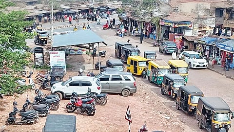 ಕುಂಬಳೆ ಪೇಟೆಯಲ್ಲಿರುವ ಸಂಚಾರ ಸಮಸ್ಯೆಯ ನೋಟ.
