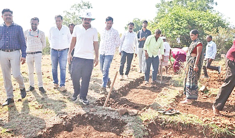 ಬಸವಕಲ್ಯಾಣ ತಾಲೂಕಿನ ಕೋಹಿನೂರ ಗ್ರಾಮದಲ್ಲಿ ವಿಬಿ-&ಜಿ- ರಾಮ್- ಜಿ ಯೋಜನೆಯಡಿ ನಡೆಯುತ್ತಿರುವ ಕಾಮಗಾರಿ ಸ್ಥಳಕ್ಕೆ ಜಿಲ್ಲಾ ಪಂಚಾಯಿತಿ ಕಾರ್ಯನಿರ್ವಹಣಾಧಿಕಾರಿ ಗಿತ್ತೆ ಮಾಧವ ಭೇಟಿ ನೀಡಿ ಪರಿಶೀಲಿಸಿದರು. ಇಒ ರಮೇಶ ಸುಲ್ಪಿ, ಎಡಿ.ಮಹ್ಮದ್ ಸಲೀಂ, ಪಿಡಿಒ ಮಹ್ಮದ್ ಪಾಶಾ ಇತರರಿದ್ದರು.