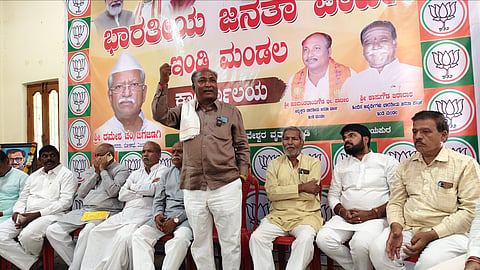 ಇಂಡಿಯ ಬಿಜೆಪಿ ಕಾರ್ಯಾಲಯದಲ್ಲಿ ಹಮ್ಮಿಕೊಂಡಿದ್ದ ಜಿಪಂ ಹಾಗೂ ತಾಪಂ ಚುನಾವಣಾ ಪೂರ್ವಭಾವಿ ಸಭೆಯಲ್ಲಿ ಮಂಡಲ ಅಧ್ಯಕ್ಷ ಹಣಮಂತರಾಯಗೌಡ ಪಾಟೀಲ ಮಾತನಾಡಿದರು. ಕಾಸುಗೌಡ ಬಿರಾದಾರ, ಅನೀಲ ಜಮಾದಾರ, ಭೀಮಸಿಂಗ್ ರಾಠೋಡ, ಮಲ್ಲಿಕಾರ್ಜುನ ಕಿವುಡೆ, ಅಣ್ಣಪ್ಪ ಖೈನೂರ ಇತರರಿದ್ದರು.