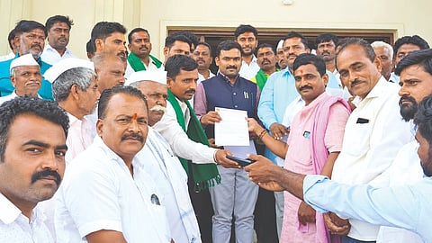 ಸುಮಾರು 32 ಗ್ರಾಮಗಳಿಗೆ ಕುಡಿಯುವ ನೀರು ಪೂರೈಸುವ ಹಂಜಗಿ ಕೆರೆಗೆ ತಿಡಗುಂದಿ ಬ್ರಾಂಚ್ ಕಾಲುವೆಯಿಂದ ಕೂಡಲೇ ನೀರು ಹರಿಸಬೇಕು ಎಂದು ಆಗ್ರಹಿಸಿ ರೈತ ಸಂಘಟನೆಯ ನೇತೃತ್ವದಲ್ಲಿ ಇಂಡಿ ತಹಸೀಲ್ದಾರ್ ನಾಗೇಂದ್ರ ಕೋಳಶೆಟ್ಟಿ ಅವರಿಗೆ ಮನವಿ ಸಲ್ಲಿಸಲಾಯಿತು. ಭೀಮರಾಯ ಪೂಜಾರಿ, ಶ್ರೀಶೈಲ ಪೈಕಾರ, ಬಿ.ಡಿ. ಪಾಟೀಲ ಮತ್ತಿತರರಿದ್ದರು.