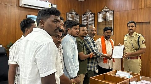 ಯುವತಿ ಸಾವಿಗೆ ಲವ್ ಜಿಹಾದ್ ಕಾರಣವಾಗಿದ್ದು, ಈ ಬಗ್ಗೆ ತನಿಖೆ ನಡೆಸಬೇಕು ಎಂದು ಹಿಂದೂ ಜಾಗರಣಾ ವೇದಿಕೆ ಕಾರ್ಯಕರ್ತರು ಎಸ್ಪಿ ಕುಶಲ್ ಚೌಕ್ಸೆ ಅವರಿಗೆ ಮನವಿ ಸಲ್ಲಿಸಿದರು. ಪಿ. ರುದ್ರೇಶ್, ಶ್ರೀನಿವಾಸ್, ಮಂಜುನಾಥ್ಇತರರು ಇದ್ದರು.