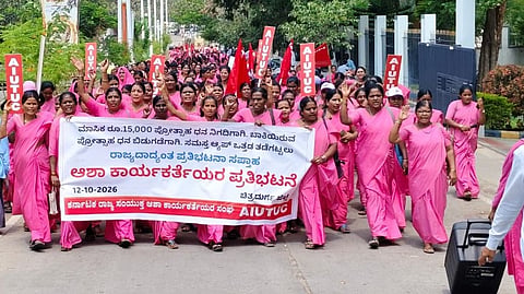ಮಾಸಿಕ ೧೫ ಸಾವಿರ ರೂ. ಗೌರವಧನ ಸೇರಿ ವಿವಿಧ ಬೇಡಿಕೆಗಳ ಈಡೇರಿಕೆಗೆ ಒತ್ತಾಯಿಸಿ ಎಐಯುಟಿಯುಸಿ ಕಾರ್ಯಕರ್ತೆಯರು ಪ್ರತಿಭಟನೆ ನಡೆಸಿದರು.