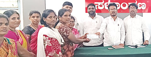 ಚಿಂಚೋಳಿ ತಾಪಂ ಸಭಾಂಗಣದಲ್ಲಿ ಇತ್ತೀಚೆಗೆ ಕನಕಪುರ ಗ್ರಾಮ ಪಂಚಾಯಿತಿ ಕೂಸಿನ ಮನೆ ಕೇರ್ ಟೇಕರ್ಗಳಿಗೆ ತಾಪಂ ಇಒ ಸಂತೋಷಕುಮಾರ ಚವ್ಹಾಣ್ ಚೆಕ್ ವಿತರಿಸಿದರು.