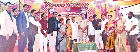 ಬಸವಕಲ್ಯಾಣದ ಸರ್ಕಾರಿ ಪ್ರಥಮ ದರ್ಜೆ ಕಾಲೇಜಿನಲ್ಲಿ ಮಂಗಳವಾರ ಆಯೋಜಿಸಿದ್ದ ಪ್ರಥಮ ವರ್ಷದ ವಿದ್ಯಾರ್ಥಿಗಳ ಸ್ವಾಗತ ಸಮಾರಂಭವನ್ನು ನಿವೃತ್ತ ಐಎಎಸ್ ಅಧಿಕಾರಿ ಡಾ.ಬಾಬುರಾವ ಮುಡಬಿ ಉದ್ಘಾಟಿಸಿದರು. ಸಿಪಿಐ ಅಲಿಸಾಬ್, ಡಾ.ಪ್ರಹ್ಲಾದ ಚೆಂಗಟೆ ಇತರರಿದ್ದರು.
