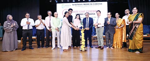 ವೈಟ್ಕೋಟ್ ಸಮಾರಂಭ ತುಂಬೆ ಹೆಲ್ತ್ಕೇರ್ನ ಮೆಡಿಕಲ್ ಟೂರಿಸಂ ಮುಖ್ಯಸ್ಥೆ ಡಾ.ಬೆನಜೀರ್ ಅಮೀರ್ ಅಲಿ ಉದ್ಘಾಟಿಸಿದರು. ಉಪಕುಲಪತಿ ಡಾ.ಕೆ.ಎಸ್.ಗಂಗಾಧರ ಸೋಮಯಾಜಿ, ವಿಶ್ರಾಂತ ಉಪಕುಲಪತಿ ಡಾ.ಎಂ.ವಿಜಯ್ ಕುಮಾರ್ ಮಾತನಾಡಿದರು. ಕುಲಸಚಿವ ಡಾ.ಆರ್.ಅಶ್ವಿನಿ ದತ್ ಇನ್ನಿತರರ ಉಪಸ್ಥಿತರಿದ್ದರು.