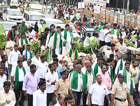 ಮೈಸೂರು ನಗರದಲ್ಲಿ ಶುಕ್ರವಾರ ರೈತ ದಸರಾ ಪ್ರಯುಕ್ತ ಆಯೋಜಿಸಿದ್ದ ಮೆರವಣಿಗೆಯಲ್ಲಿ ಕೃಷಿ ಸಚಿವ ಪಿ.ಎಂ. ನರೇಂದ್ರಸ್ವಾಮಿ ಎತ್ತಿನಗಾಡಿ ಓಡಿಸುವ ಮೂಲಕ ಗಮನ ಸೆಳೆದರು.